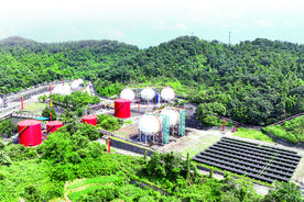 图说岳阳丨湖南石化：光伏发电 节能添绿图片