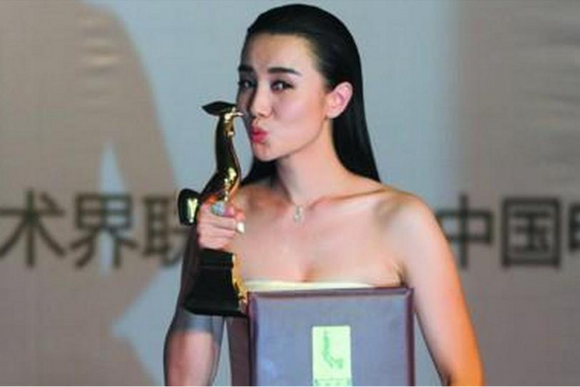 她被骂“陪睡上位”，后被封为“性感欲女”，得奖后当众怒怼海清
