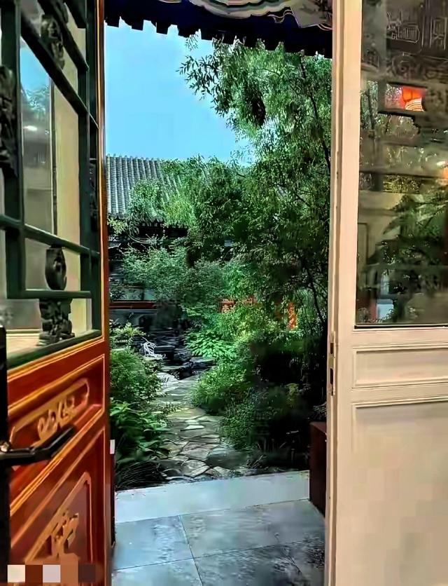 李湘晒自己家北京小院，房子太大了 网友认为是景区，真是有钱人呐