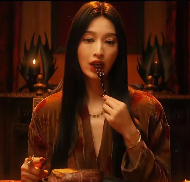 年近半百身材火辣，被台湾第一帅伤透心，41岁靠迪丽热巴再次翻红