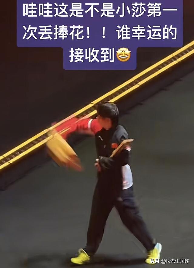 孙颖莎在颁奖仪式出洋相了 和曼昱抢着握手 没想到一个举动 球迷沸腾