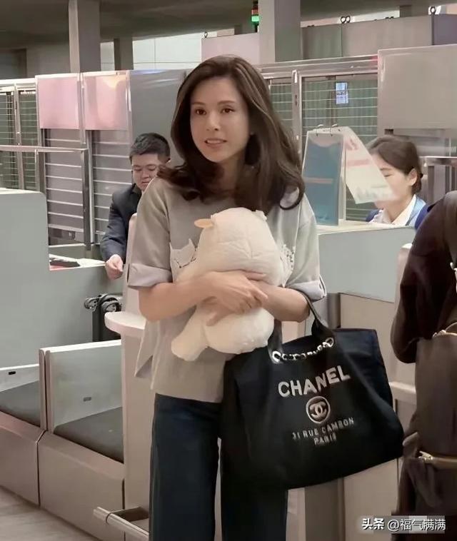 李若彤胖了之后反而更漂亮了!状态饱满有活力,完全看不出60岁了