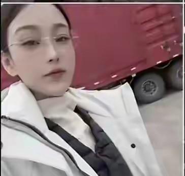 她走了，路上的新轮胎还没磨花	，车还在.