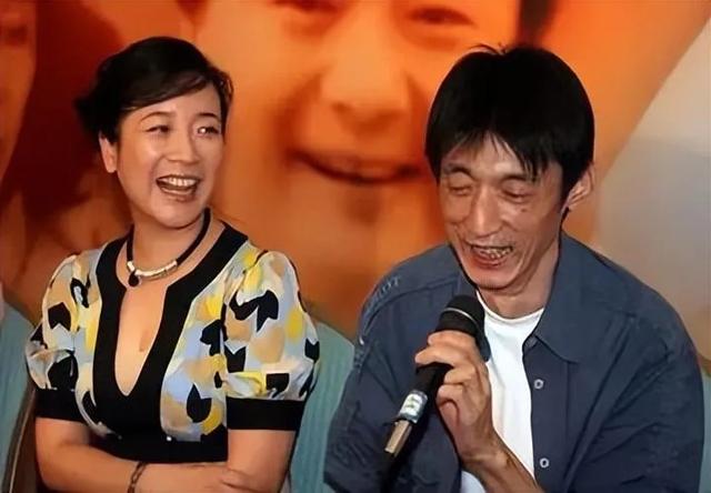 她是国家一级女演员，多次给坐轮椅丈夫戴绿帽，如今儿子也是演员