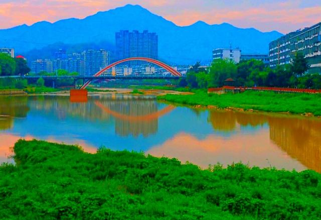 它是大别山唯一的山区县，夏季平均气温22℃‌，避暑遛娃好去处！