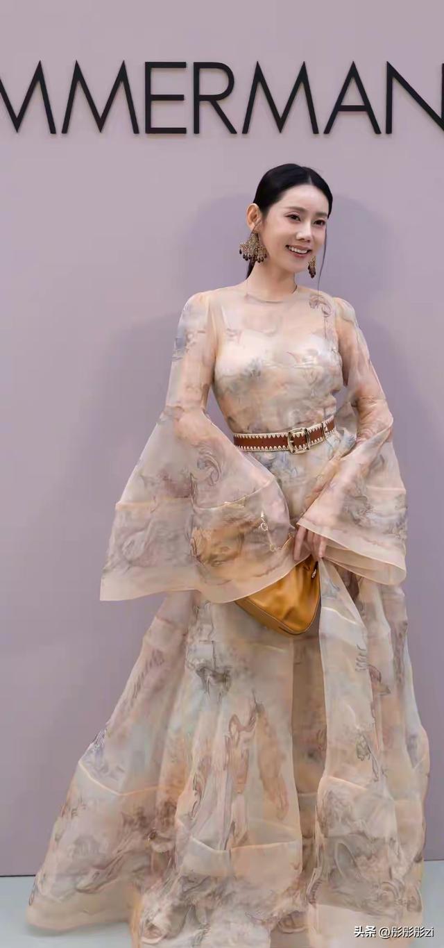 秋瓷炫巴黎时装周压轴登场，透视纱裙配腰封美到窒息，生图绝了！