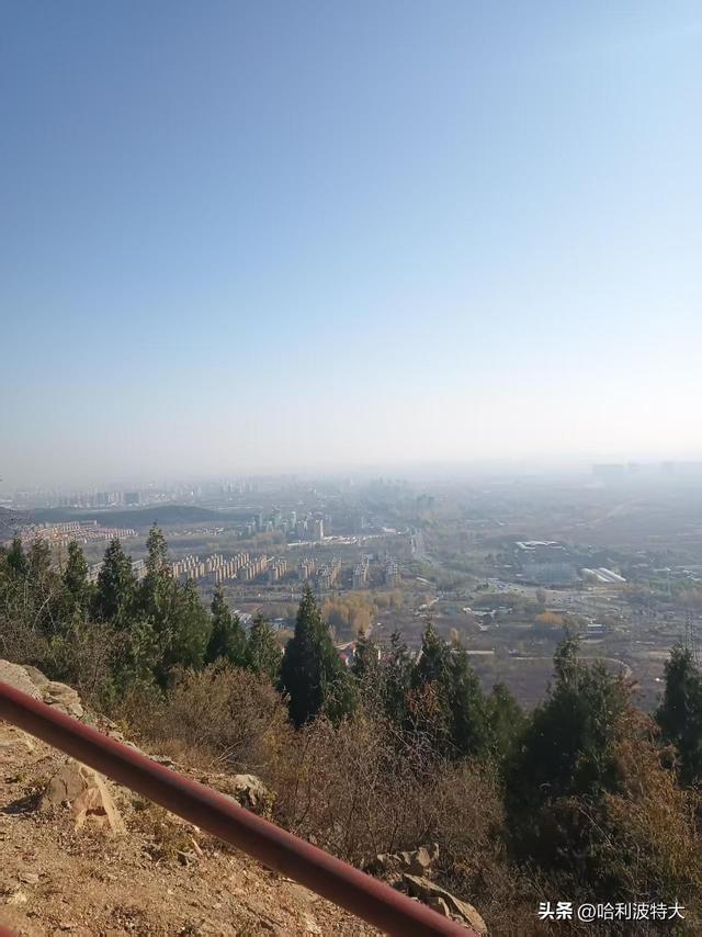 怒征西山公园，立在539.8米的顶峰