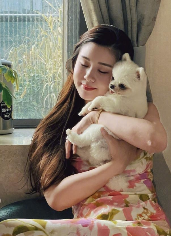 40岁李小萌太丰满，穿吊带裙都兜不住好身材，难怪直男都喜欢她