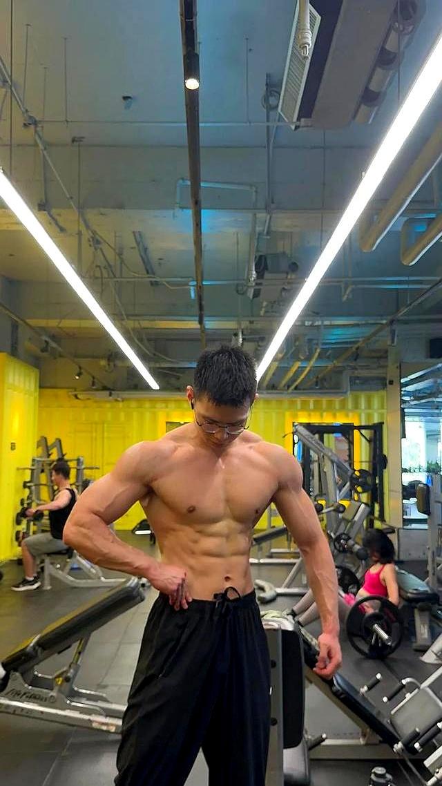 26岁北京自由健身教练，晒泵感肌肉	，这身材可以制霸健身房了