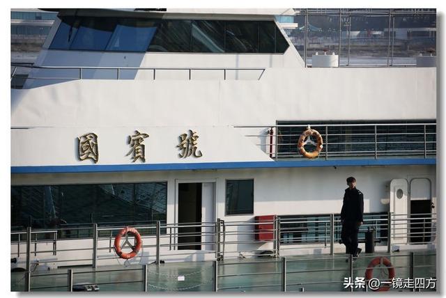 漫步丹东鸭绿江畔，可以隔江望见对岸的朝鲜