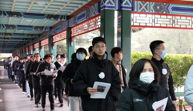 杨振宁告别仪式上，49岁翁帆近照曝光，原来杜致礼亲妹真的没说错