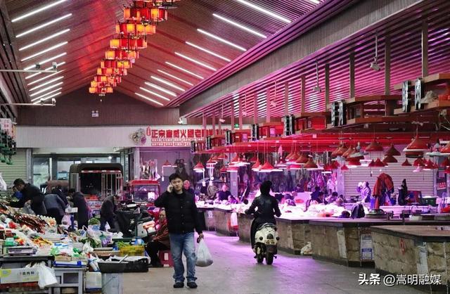 自在嵩明丨逛逛嵩阳菜市场，菜兜很满心也很暖