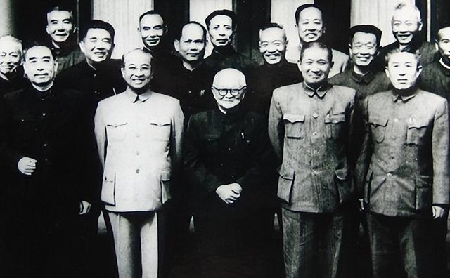 他曾与毛主席同住一屋，一生花天酒地，建国后却成了开国功臣