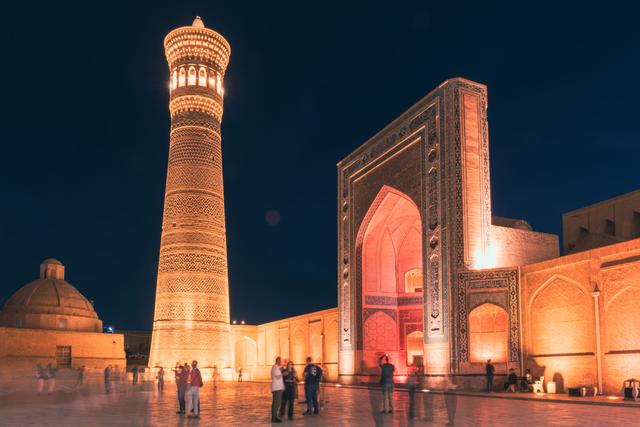 中亚旅游天花板，被戏称为“放大版新疆”，安全系数高，一眼千年