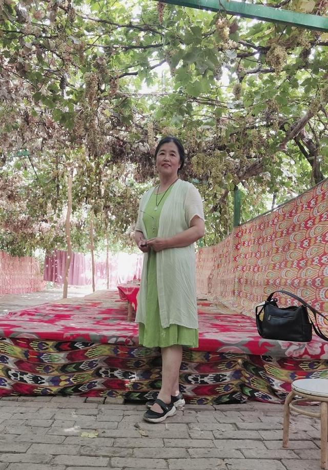 游新疆吐鲁番的坎儿井和葡萄沟