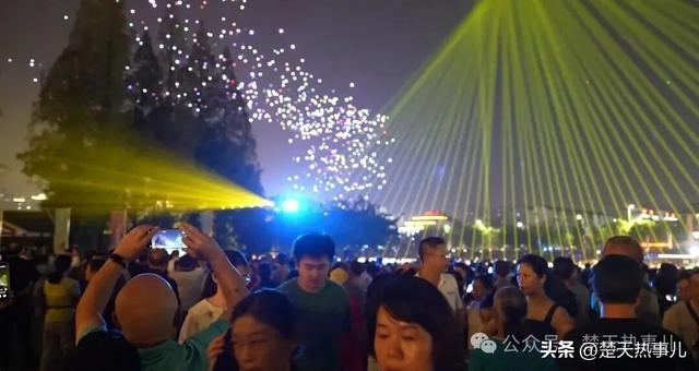 千年古城，一天24万人涌入，门都给挤爆了！