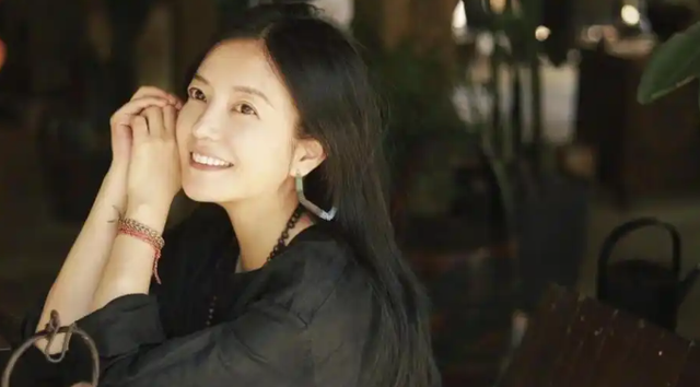 落毛的凤凰不如鸡？前途尽毁、家也散了，但好在赵薇还有一个靠山