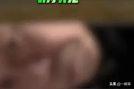 老人进女厕偷窥被女子逮住，女子：已经不是第一次了，视频曝光图片