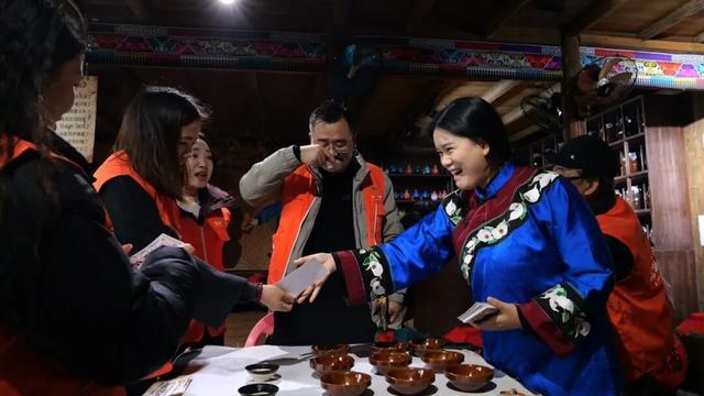 谁能赢取银叶子？苗王城“招亲”大戏 游客化身主角嗨玩全场