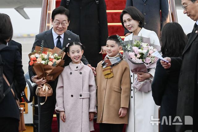 韩国第一夫人在北京钓鱼台美翻！穿粉色小套装身材太好，不像59岁