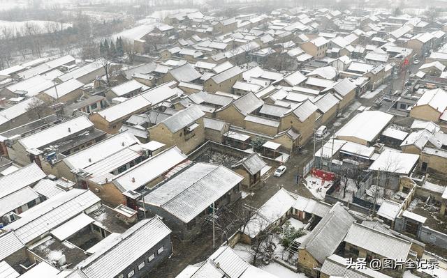 山西襄汾：初雪映丁村 古宅美如画
