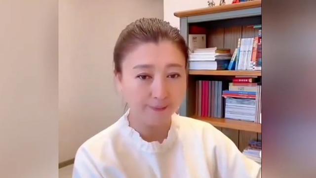 道歉不到24小时，闫学晶再迎三大噩耗	，她儿子可能30万都赚不到了