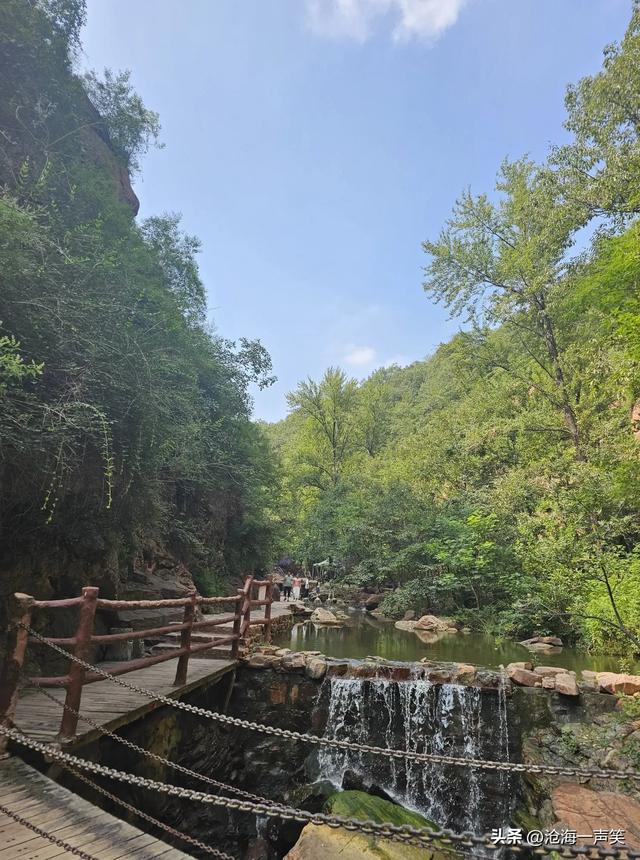 大山里有什么，泉水叮咚，溪水潺潺，山谷悠悠，人声鼎沸