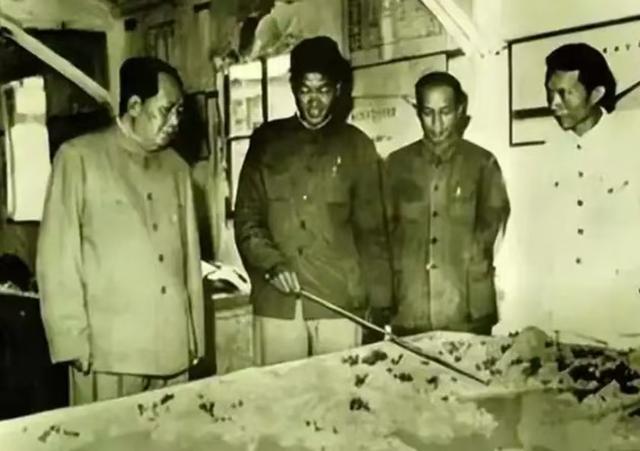 毛主席在视察密云水库时，为何有条大鱼一直伴随其左右？至今未解