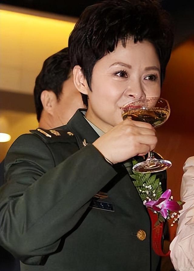 63岁董文华不再沉默，揭露当年被“封杀”原因，原来我们错怪她了