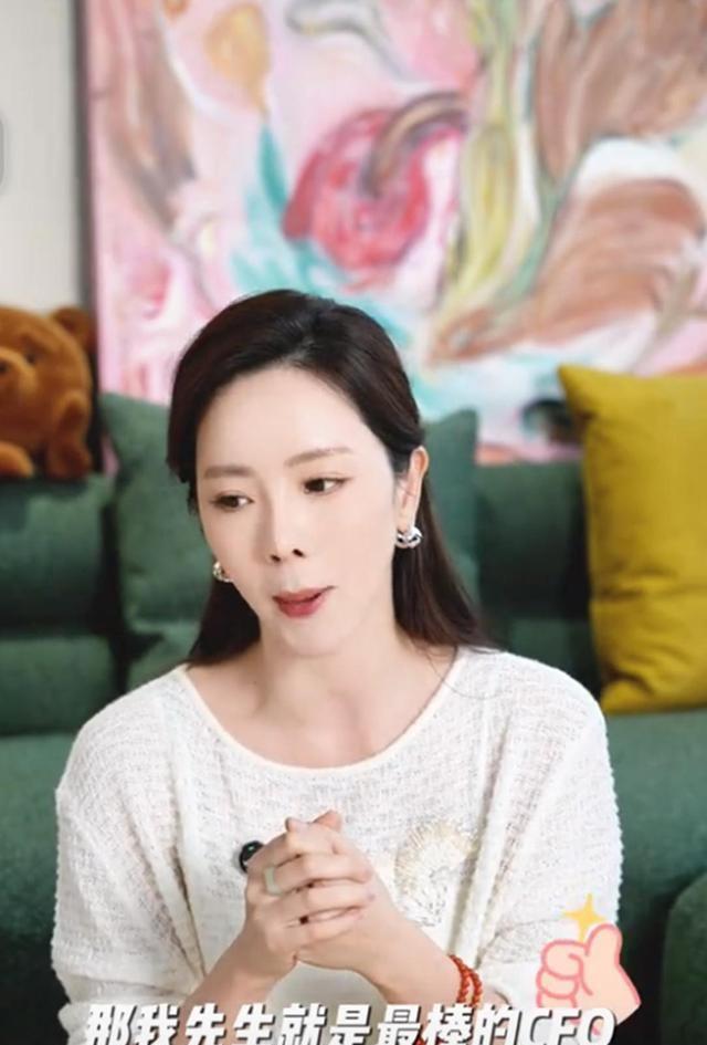 李思思夫妇别墅区玩雪，北大老公用锹当爬犁拉着她玩，好恩爱