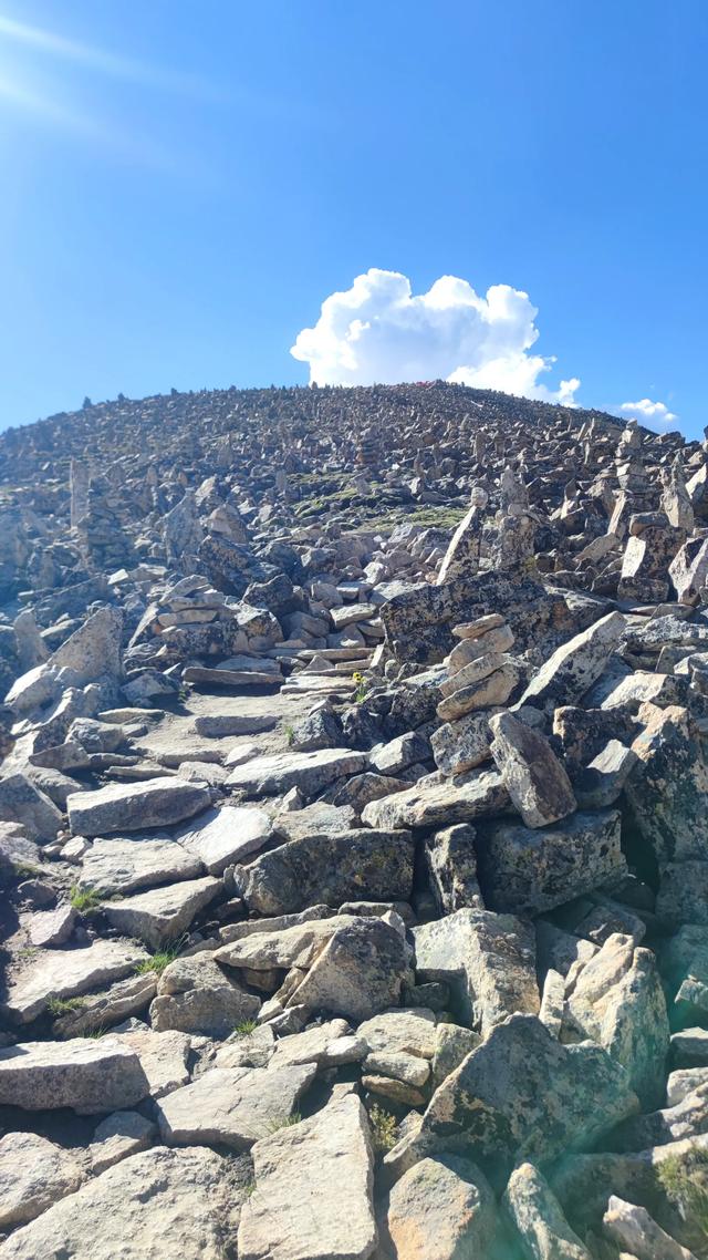 爬拉萨哲蚌寺后山，从海拔3600米到山顶5300米，上下20公里