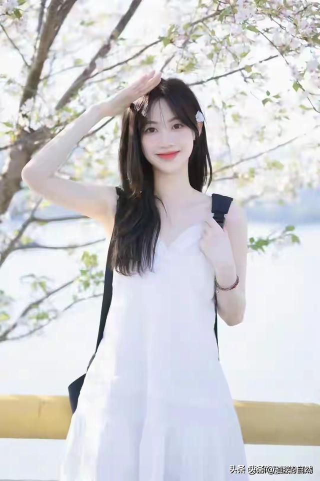 河南洛阳一校花，172cm皮肤白到发光，身材也是顶流，太美了