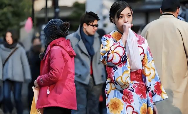 中方换上新打法，连断日本3条财路，高市报复来了，自卫队将出兵