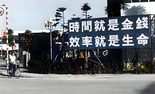 这个世界十分诡异，西方发达国家好像原地踏步等了我们30年