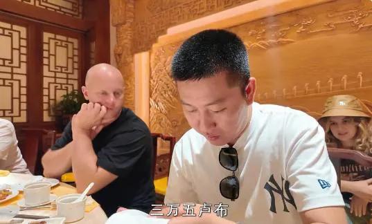 三千块烤鸭引爆几十万流量！阿楠靠外国二哥翻身，这钱花得太值了