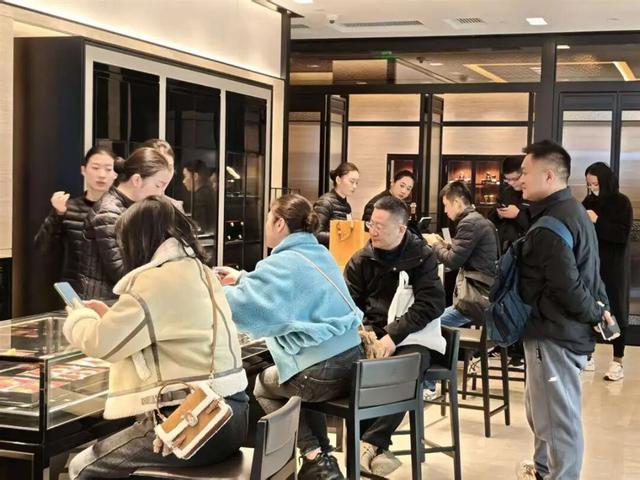 太疯狂，集体飙涨！有人拖行李箱抢，“下午刚买的，还没发货就赚了……”