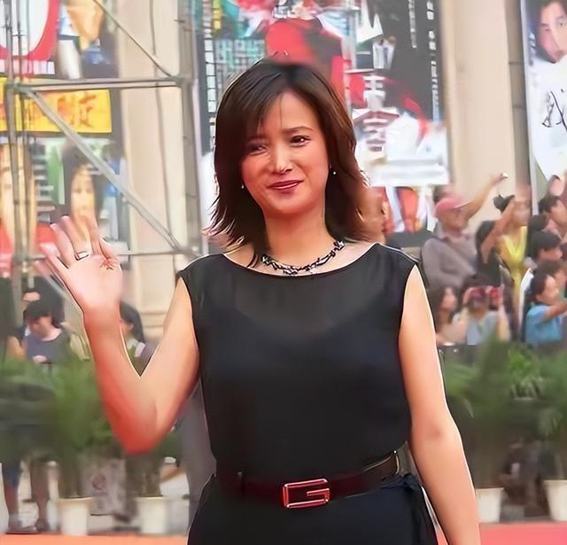 原来他是许亚军长子，神似前妻何晴，如今名校毕业已成父亲的骄傲