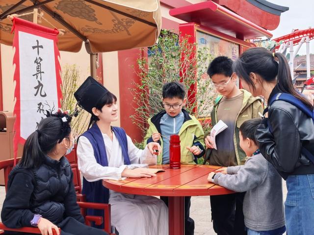 资阳方特：多举措应对秋假客流 全力保障游客体验