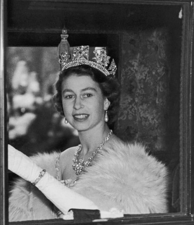 1961年杰奎琳评价大她3岁的英女王：一个如此平庸乏味的中年妇女