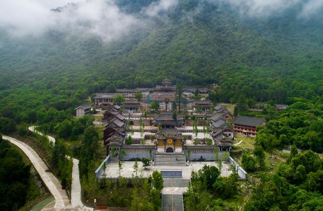 苏州第一名山，素有“吴中之巅”之称，景色优美，是个天然氧吧