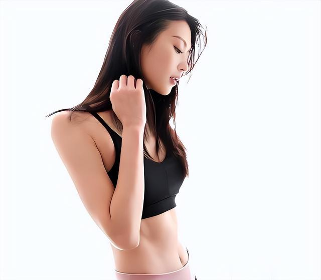 16岁已是“人间尤物”，4年换20个男人，如今收心做人妻风韵犹存