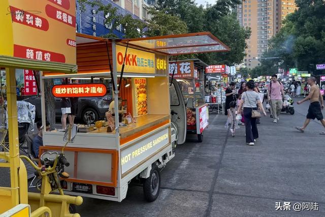 每当夜幕降临,一半天台人好像都在新城广场,这里的夜市太热闹了
