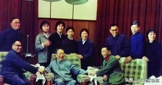 毛主席的机要秘书谢静宜有多美？长相甜美可爱	，当过北京市委书记