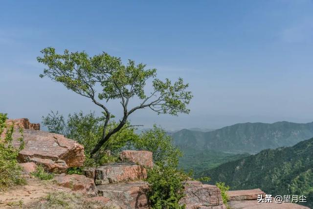 《太行山徒步记：从西走到南》免费的挂壁公路，悠悠然的崖边行走