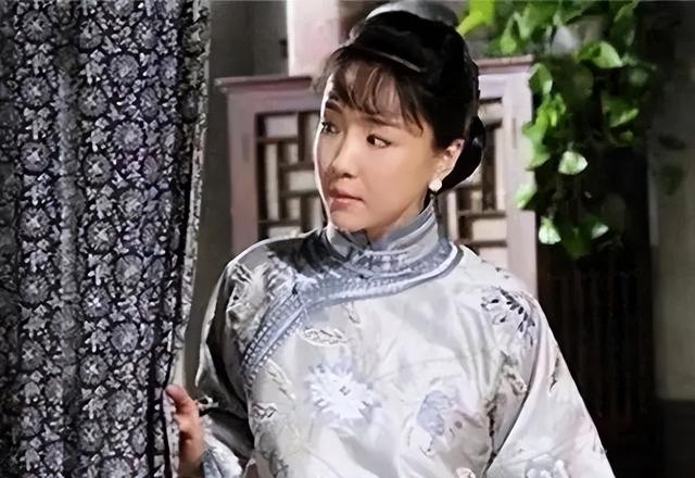 山东土皇帝韩复榘，将姨太太捉奸在床，见奸夫腰间一物，转身离去