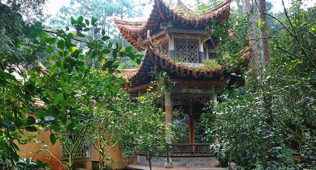 明代白龙寺，徐霞客到此一游，百年茶花，白龙盘锯而成潭