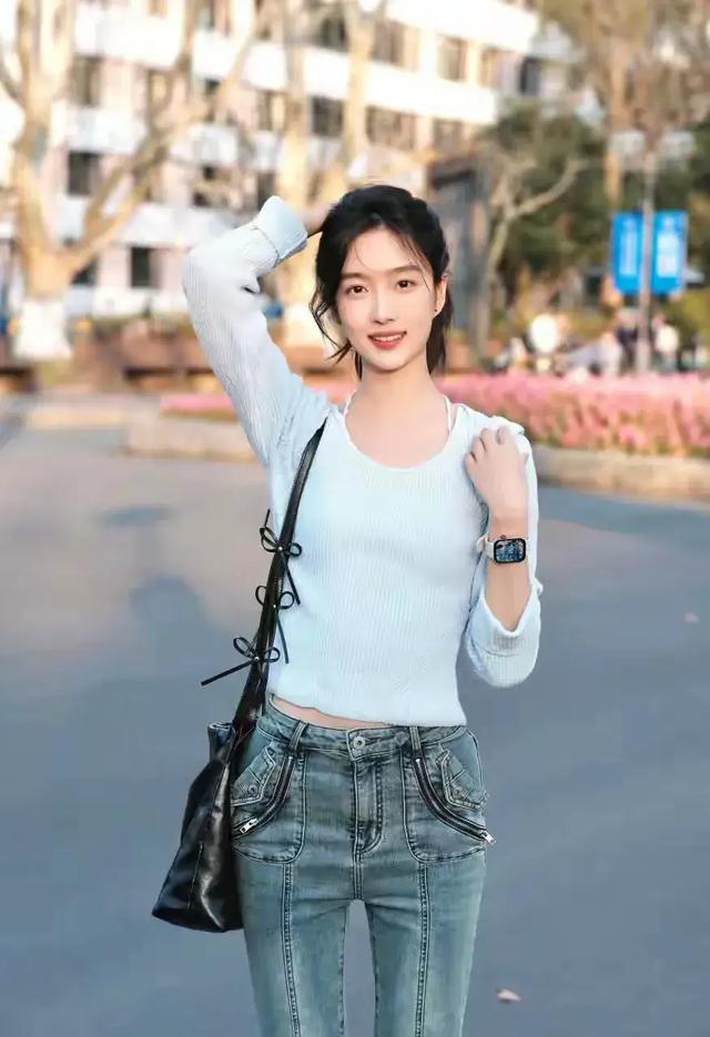 四川大学校花廖雨苇好美，五官精致，倾国倾城，美得让人移不开眼