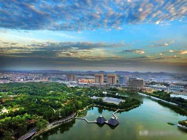 刚从江苏徐州回来，毫不客气的说，徐州就是全国郊区城建天花板！