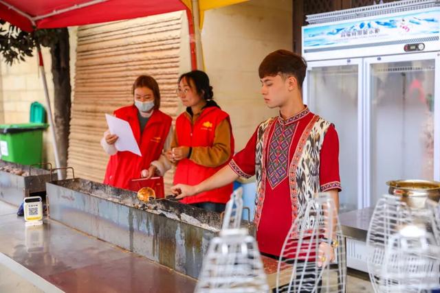 兴汉胜境，歌舞美食集市人气爆棚