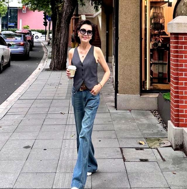 太羡慕这位姐姐的身材了！年龄69岁，身材却比20多岁的小姑娘还好